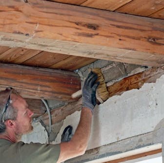 Ny gipsloft med synlige bjælker: Børst støv og alt løstsiddende puds væk Ny gipsloft med synlige bjælker: Børst støv og alt løstsiddende puds væk